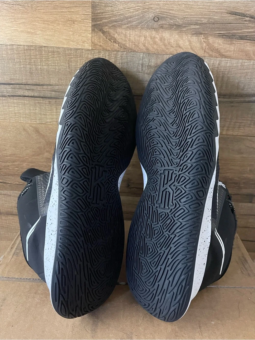Nike Kyrie Flytrap Black White Size 5.5 Y Basketball Shoes Sneakers